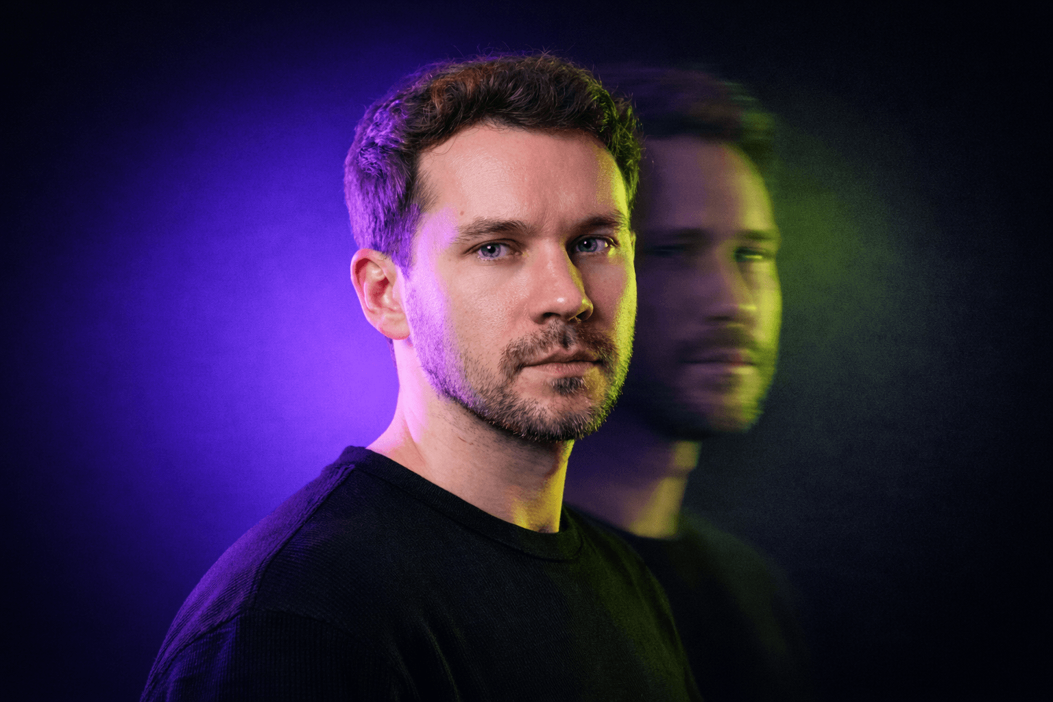 Hombre en doble exposición representando lectura interna y cambio de perspectiva